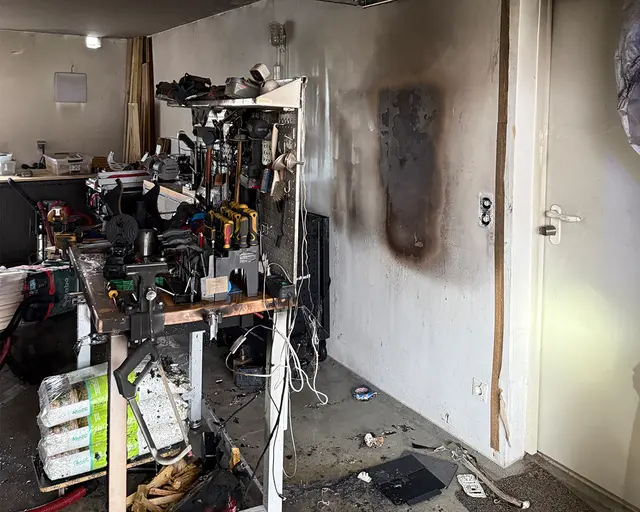 Eine Werkbank in der Garage stand in Brand. | Foto: FF Leopoldsdorf