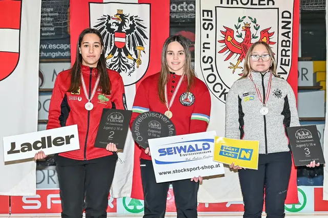 Die Oberwarterin Lisa Seper (links) holte bei den U16 weiblich im Eisstock-Zielbewerb Silber. | Foto: BÖE/Herbert Pendl