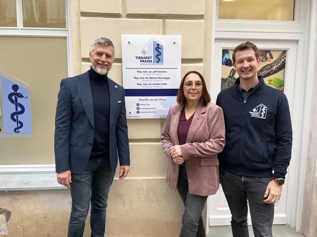 Von links: Hans Köppen (Geschäftsführer vom Haus des Meeres), Bezirksvorsteher-Stellvertreterin Julia Lessacher und Jeff Schreiner (Leiter der Tierarztpraxis beim Haus des Meeres und Direktor vom Haus des Meeres). | Foto: BV6
