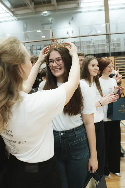 Stolz und glücklich: Die Debütantinnen bekamen die Diademe überreicht. | Foto: Kanizaj photography
