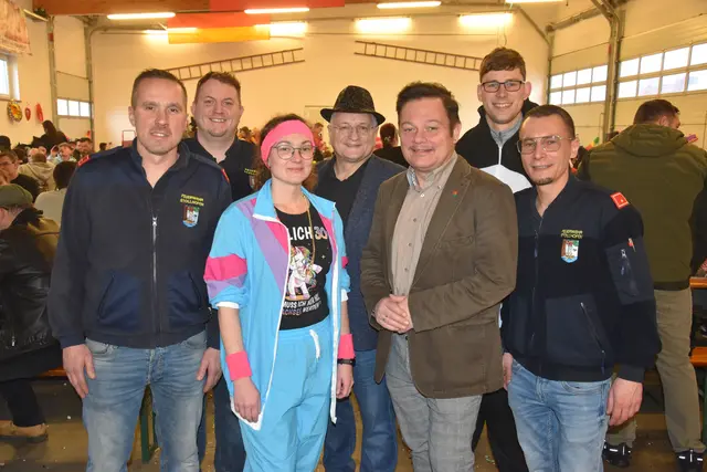 Einige Vertreter der Gemeinde und der Feuerwehr waren auch von der Partie. | Foto: Müller