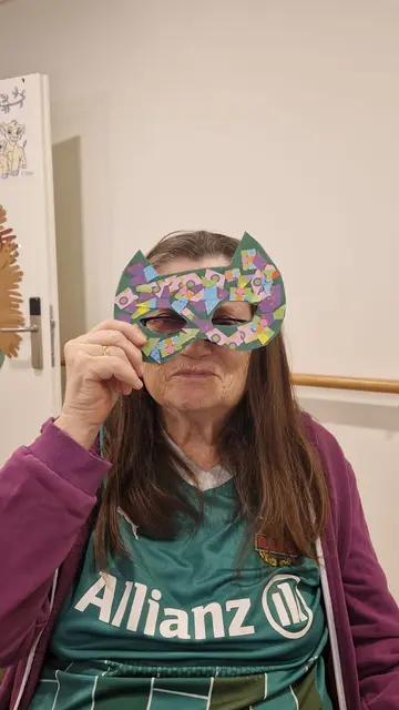 Bewohnerin Helene Tauchner mit ihrer kreativen Maske.  | Foto: PBZ Himberg