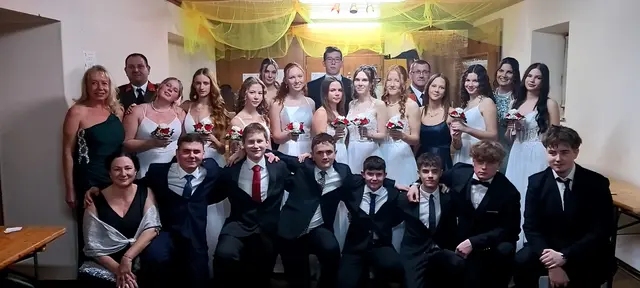 Gernot Frank mit den Eintänzern Pia Wohlmuth, Lena Jantschitsch, Sarah Lena Denner, Valentina Glaser, Stella Diem, Laura Wiesinger, Irina Stur, Yannick Neckam, Marlies Bruckner, Philipp Kaczmarski, Flora Bruckner, Maurice Moser, Anton Manzer, Lucas Kaufmann, Florian Falk, Livio Stur, Miriam Grill, Julius Reyes Salinas. | Foto: FF Spannberg