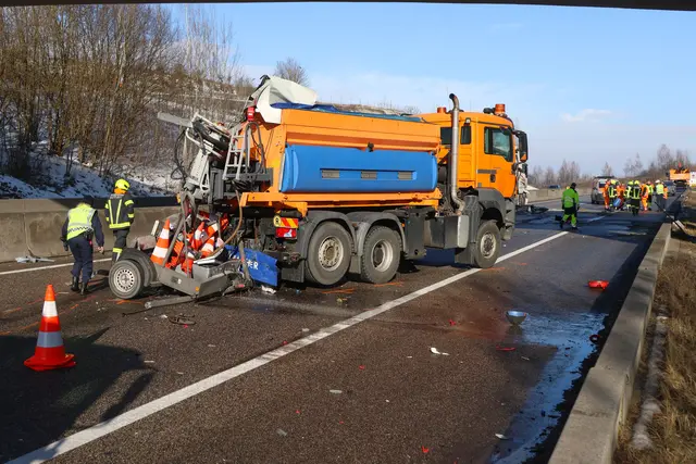 Vollbeladener Lkw-Sattelzug kracht in Asfinag-Fahrzeug auf A8 Innkreisautobahn bei Steinhaus. | Foto: laumat.at