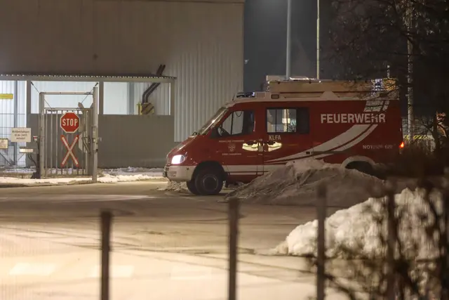 Die Feuerwehr rückte in der Nacht auf Samstag, 24. Jänner 2026, zu einem Brandereignis in einer Papierfabrik in Laakirchen aus.  | Foto: laumat/Matthias Lauber