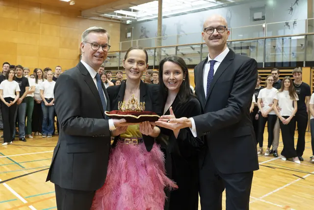 Feierliche Übergabe: Juwelier Klaus Weikhard, Designerin Eva Poleschinski sowie die Organisatoren Maria Ohrenstein und Bernd Pürcher (v. l.) | Foto: Kanizaj photography