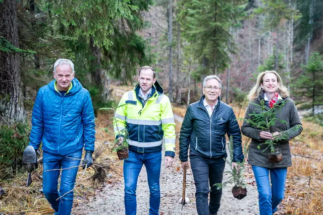 Vorstandsdirektor Klaus Felderer, Stadtwerke-GF Daniel Gruber, Bgm. Martin Krumschnabel und Stadtamtsdirektorin Fiona Primus. | Foto: Marco Pircher