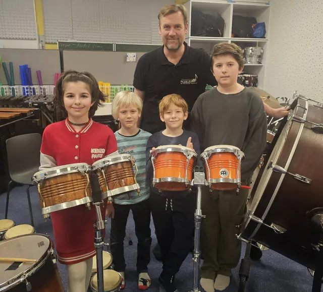 Der Workshop hat für Groß und Klein etwas zu bieten- auch für Peter Vasicek, Florentina,  Luca, Leonhard und Christian.  | Foto: Verein Korneuburger Musikfreunde
