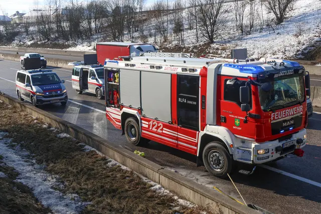 Vollbeladener Lkw-Sattelzug kracht in Asfinag-Fahrzeug auf A8 Innkreisautobahn bei Steinhaus. | Foto: laumat.at
