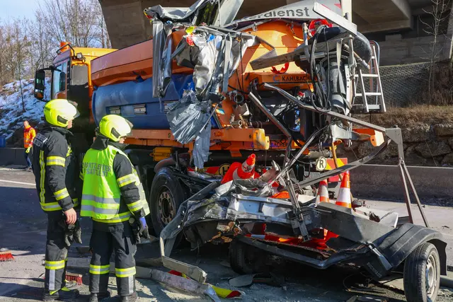 Vollbeladener Lkw-Sattelzug kracht in Asfinag-Fahrzeug auf A8 Innkreisautobahn bei Steinhaus. | Foto: laumat.at