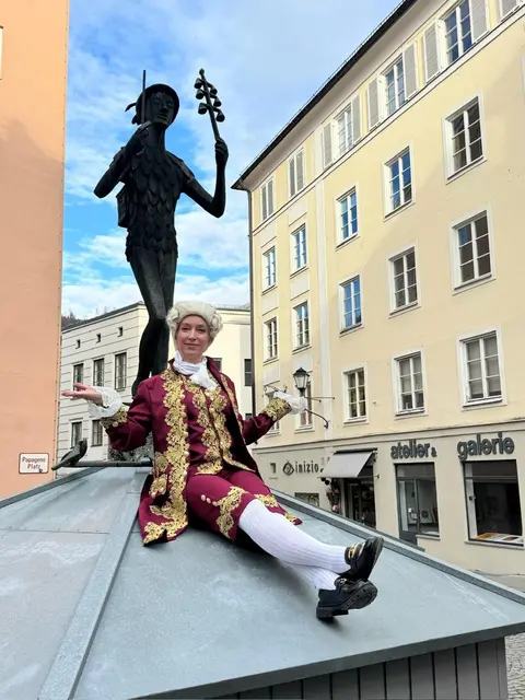 Schlüpft in das Mozartkostüm für die Mozart-Tour in Salzburg: Fremdenführerin Sabine Rath. | Foto: Sabine Rath