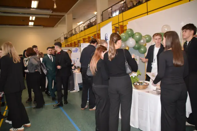 Schülerinnen und Schüler präsentierten bei der Übungsfirmenmesse an der HAK Oberpullendorf ihre Produkte und verhandelten praxisnah mit Besuchern. | Foto: Rosenberger Victoria
