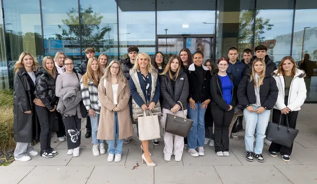 Doris Burgemeister, Leiterin der Stabstelle für Personalangelegenheiten, mit den Lehrlingen. | Foto: Stadt WRN