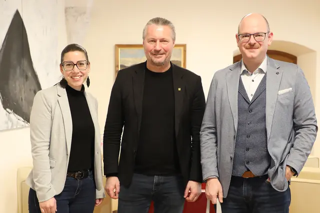 KWB-Organisatorin Daniela Kral (Assistentin der GF), Bürgermeister Peter Molnar und KWB-Obmann Robert Siedl im Rathaus Krems. | Foto: Stadt Krems
