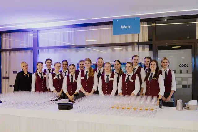 Die Servicegruppe der 3. Klasse HBLW. Die Schüler:innen überzeugten mit Professionalität und Herzlichkeit.  | Foto: Silvia Zellinger