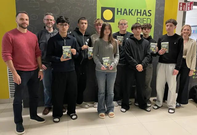 Dr. Bence Szaszkó, Dr. Benedikt Till (beide Med UNI Wien), Schüler*innen der HAK/HAS Ried, Mag. Inge Schweighofer (HAK/HAS Ried)