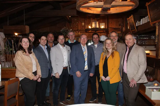 Die ÖVP Gemeinderätinnen und Gemeinderäte gratulierten ihrem Parteikollegen zum 70er.  | Foto: Walter Kellner