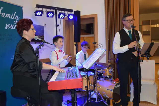 Bürgermeister und Lions-Mitglied Harald Haselmayr umrahmte den Abend musikalisch mit seiner Familienband "Family Sound". | Foto: MB/Schütz