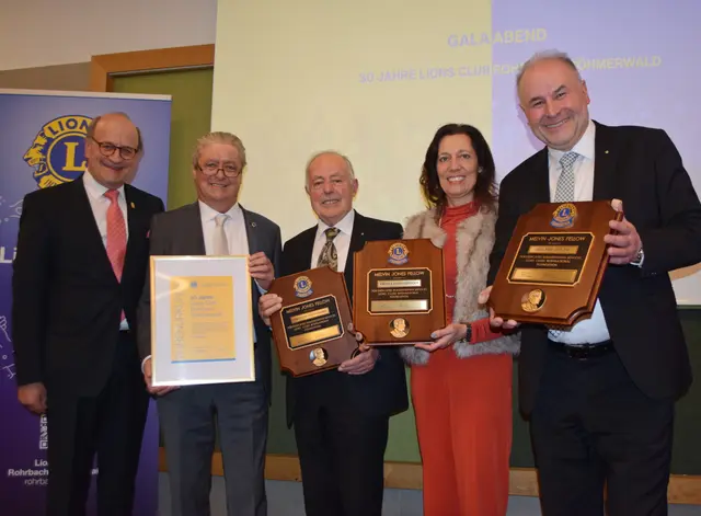 Distrikt Governor 114-Mitte Hubert Hartl übergab an Präsident Wolfgang Tenschert eine Ehrenurkunde. Friedrich Ransmayr, Andrea Dobersberger und Roland Öhler bekamen die höchste Auszeichnung bei den Lions: die Melvin Jones Fellowship. | Foto: MB/Schütz