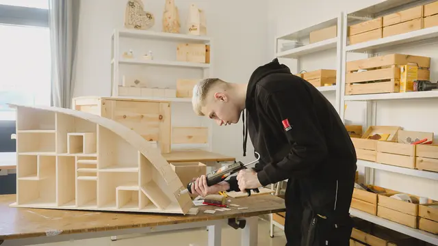 Leon Kopeinig arbeitet in einer Tischlerei | Foto: mediapool, autArK