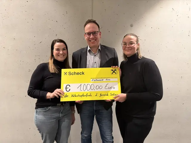 Nach dem Konzertabend Adventstimmen in der Pfarrkirche Sellrain konnten feierlich 1000€ an den Katastrophenfond übergeben werden.  | Foto: Florian Hellbert