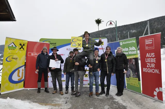 Sieg an Pfarrwerfen aus dem Tennengau. (v.l.n.r.: Landesleiter Noah Fischer, Thomas Gschwentner, Markus Hammer, Christian Steinbacher, Simon Döllerer, Andreas Seidl, Andreas Reiter, Landesleiterin Sarah Nestler) | Foto: Landjugend Salzburg