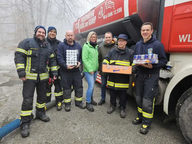 Patrick Eber brachte an die beteiligten Feuerwehren eine Stärkung mit, verschaffte sich ein Lagebild und dankte auch im Namen von SPÖ-Landesrat Sven Hergovich. | Foto: Eber