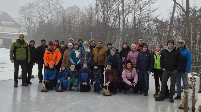 Die beiden Moarschaften Sunnseiten und Schattseiten gemeinsam vor dem spannenden Turnierstart | Foto: Dorfgem. Wildbach