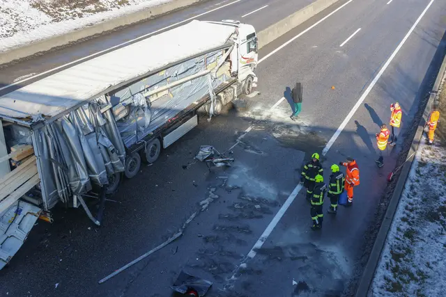 Vollbeladener Lkw-Sattelzug kracht in Asfinag-Fahrzeug auf A8 Innkreisautobahn bei Steinhaus. | Foto: laumat.at