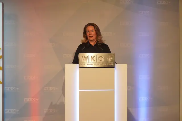 Bezirksobfrau Kirchbaumer dankte gleich zu Beginn es Abends.  | Foto: AMG