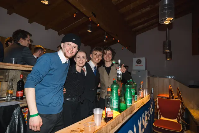 Max, Julia, Felix und Liam machten Stimmung in der Bar. | Foto: Pernsteiner