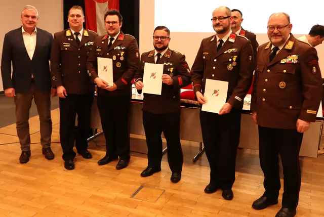 Drei Auszeichnungen vom Landesfeuerwehrverband Niederösterreich: Robert Eibl, Martin Fürnschuß, Andreas Maier (mit den Urkunden v.l.) | Foto: Gerhard Langmann