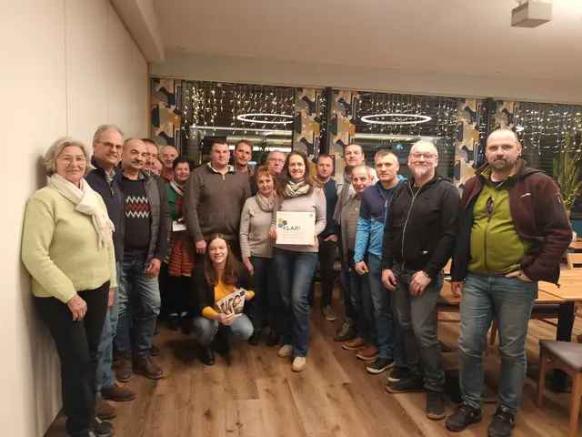 Die Teilnehmenden der Public Viewing Veranstaltung im GH Kirchberger in Himberg:
Leopoldine und Wolfgang Vogl, Franz Auer, Franz Tschech, Andreas Ratschbacher, Walter und Eva Eckl, Dominik Ettenauer, KLAR!-Managerin Nicole Neuninger, Bernhard Steinhart, Wilma und Ernst Pemmer, Bea Steinhart, Christian Pemmer, Bernhard Hellerschmid, Franz Simhandl, Gerald Muthenthaler, Bernd Dallinger, Markus Bauer (v.l.). | Foto: Waldviertler Kernland