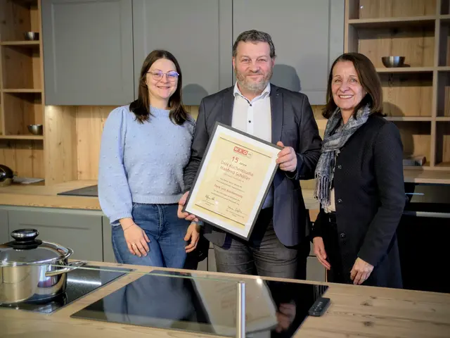 Bezirksstellenobfrau Anne Blauensteiner (r.) gratuliert
Elisabeth Schöller und Manfred Schöller. 
 | Foto: privat
