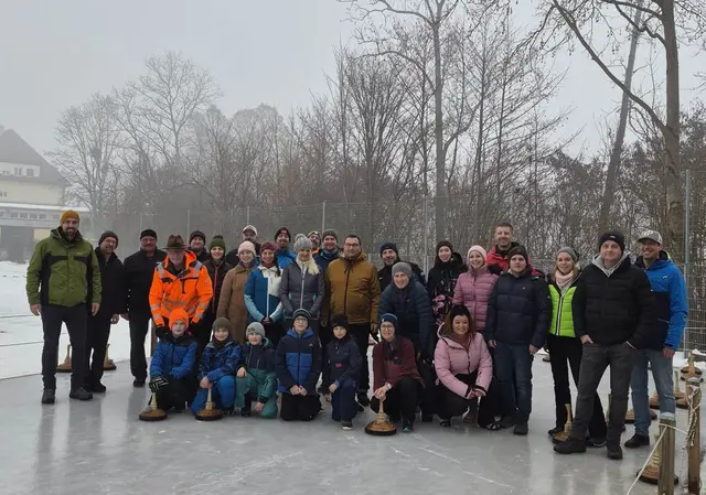 
Die beiden Moarschaften Sunnseiten und Schattseiten gemeinsam vor dem spannenden Turnierstart | Foto: Dorfgem. Wildbach