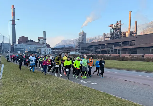 Über 400 Laufbegeisterte waren beim Hochsteirischen Adventlauf am Start, um den kleinen Niklas aus Trofaiach zu unterstützen.  | Foto: Walter Eisner