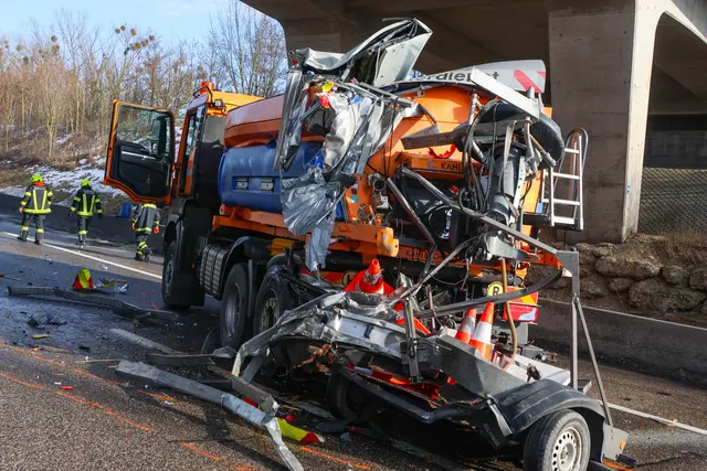 Vollbeladener Lkw-Sattelzug kracht in Asfinag-Fahrzeug auf A8 Innkreisautobahn bei Steinhaus. | Foto: laumat.at