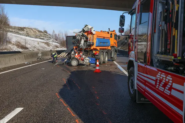 Vollbeladener Lkw-Sattelzug kracht in Asfinag-Fahrzeug auf A8 Innkreisautobahn bei Steinhaus. | Foto: laumat.at