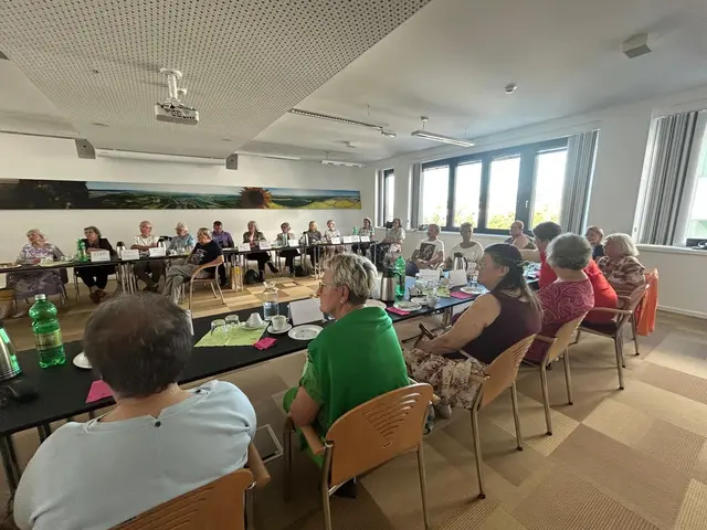 Bei den Treffen, die einmal im Monat in Eisenstadt in den Räumlichkeiten der ÖGK stattfinden, bleibt oft kein Sitzplatz leer. | Foto: Selbsthilfegruppe "im Heute Leben"