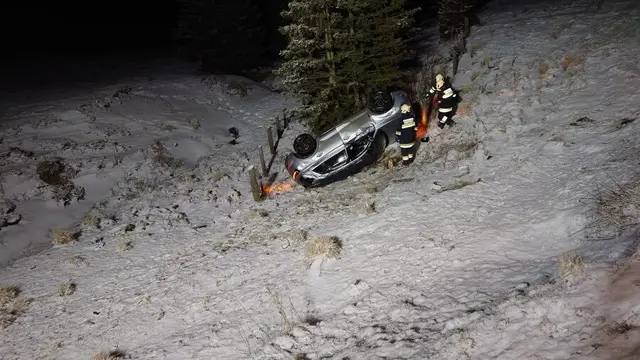 Ein Fahrzeug war in der Nähe des Salzstiegls über eine verschneite Böschung gestürzt. | Foto: FF Hirschegg