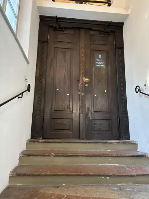 Über diese Stufen ging und durch diese Tür schritt Wolfgang Amadeus Mozart. 