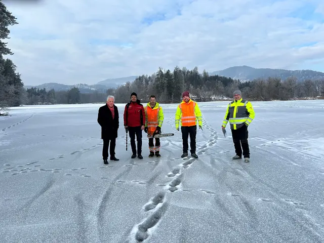 Bürgermeister Herbert Gaggl, René Riepan vom Eislaufverein Wörthersee und Mitarbeiter der Gemeinde prüfen die Eisdecke. | Foto: Gemeinde Moosburg