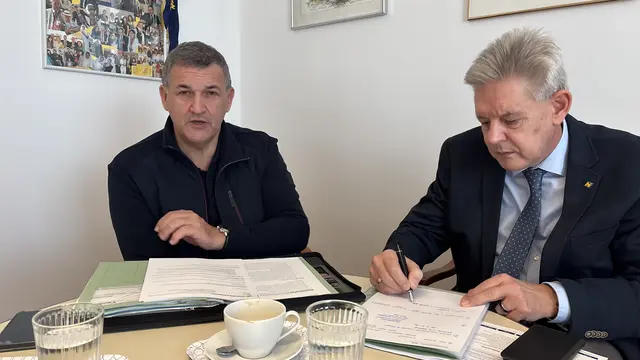 Hannes Luef (FCG) und Hermann Hauer (ÖVP) informieren über Dienstwagensituation und Dienstzeitmodell. | Foto: Santrucek 