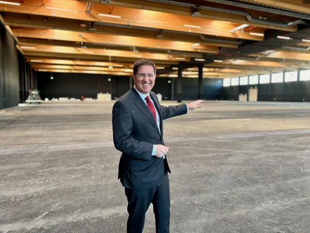 Bürgermeister Rabl führte beim Pressetermin durch die neue Halle 22. | Foto: MeinBezirk/Felix Aschermayer
