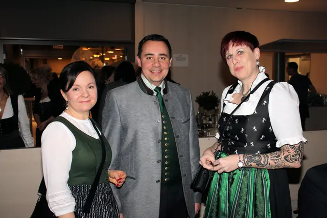 Die meisten Gäste kamen in Tracht. | Foto: Cescutti