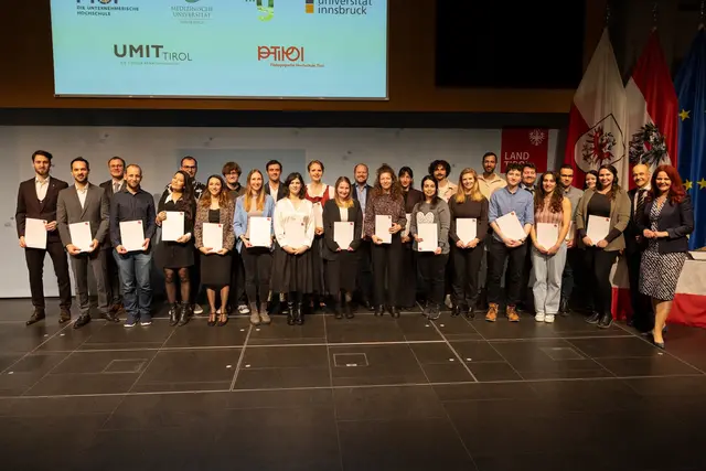 Vizerektor für Forschung Gregor Weihs (r.) und LRin Cornelia Hagele mit den Nachwuchsforschern der Universität Innsbruck. | Foto: Land Tirol/Sedlak
