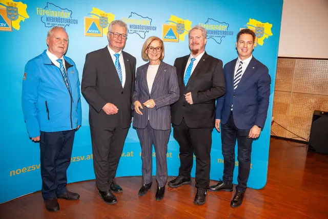 Vizepräsident Georg Jungmayer, Präsident LAbg. Bgm. Christoph Kainz, VP-Landeshauptfrau
Johanna Mikl-Leitner, Roland Hofbauer, Vizepräsident VP-Landtagsabgeordneter Bernhard Heinrichsberger (v.l.). | Foto: NÖZSV