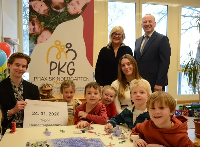 Evelyn Altenburger, Abteilungsvorstand der BAfEP Mureck und Christof Biener-Oberzaucher , Leiter des Bundesschulclusters, rühren die Werbetrommel für die BAfEP Mureck. | Foto: BAfEP Mureck