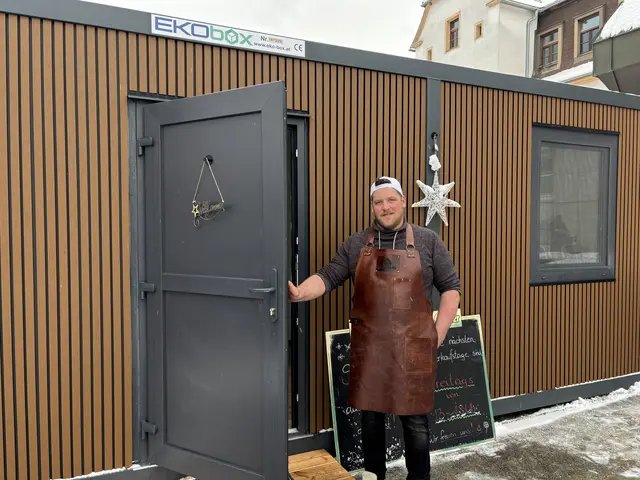 Patrick Auer beim Eingang zu seinem Verkaufscontainer.  | Foto: MeinBezirk/Angelina Koidl