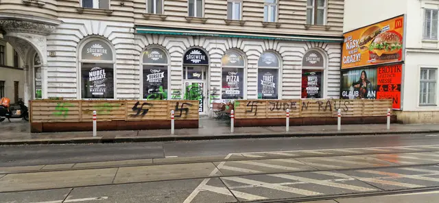 Vor einem Alsergrunder Lokal kam es zu Nazi-Beschmierungen. Die Polizei ermittelt.  | Foto: Sägewerk